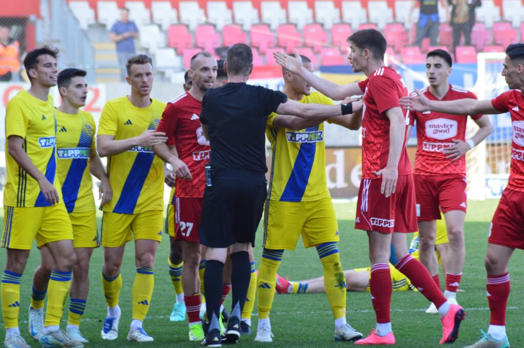 Kisvárda–BVSC mérkőzés játékosai vitatkoznak a játékvezetővel