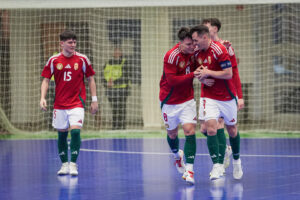 A magyar futsalválogatott játékosai gólöröm közben a Szlovénia elleni Eb-selejtezőn