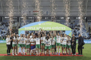 Az ETO FC Győr női csapata ünnepli a Magyar Kupa-győzelmet a Hidegkuti-stadionban