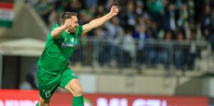 Böde Dániel ünnepel zöld mezben, emelt karokkal a szurkolók előtt