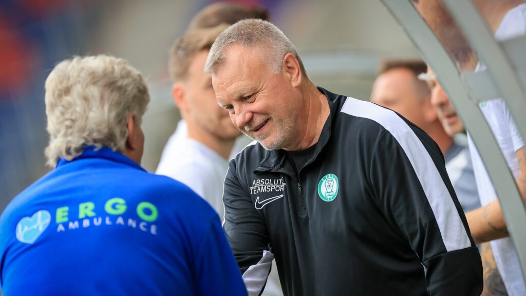 Bognár György kézfogása a Fehérvár-Paks meccsen.