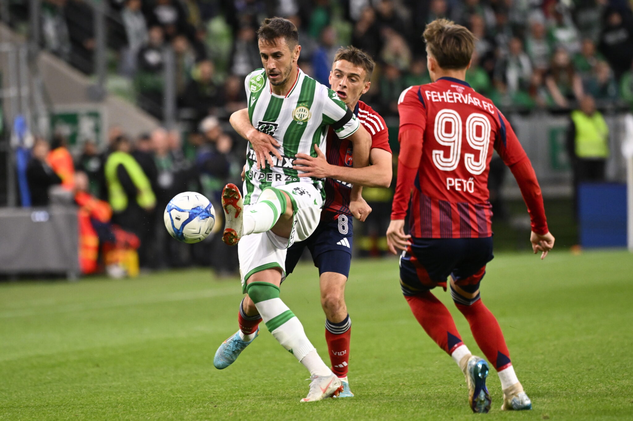 Fradi–Fehérvár mérkőzésjelenet az OTP Bank Liga 32. fordulójából