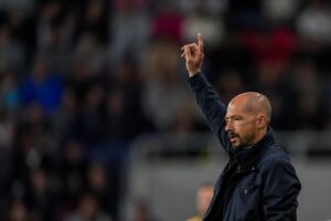 Nestor El Maestro mutatja az irányt a mérkőzésen