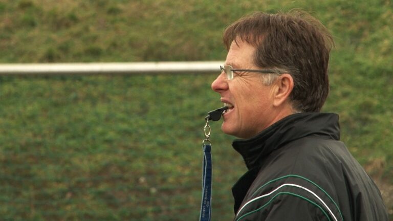 Prukner László síppal a szájában edzés közben