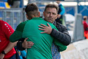 Schindler Szabolcs ölelkezik egy játékossal a mérkőzés után.