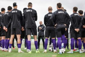 Az Újpest FC új vezetőedzője edzés közben beszél a játékosokhoz