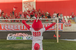 A Kisvárda kabalafigurája a szurkolók előtt a stadionban.