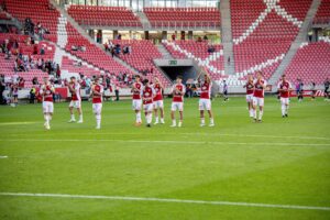 DVSC játékosok hazai pályán köszönik meg a szurkolók támogatását