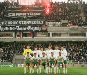ETO-játékosok csapata a szurkolók előtt az ETO Stadionban