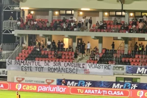 Dinamo Bukarest szurkolói magyarellenes molinót feszítenek ki a csíkszeredai stadion lelátóján.