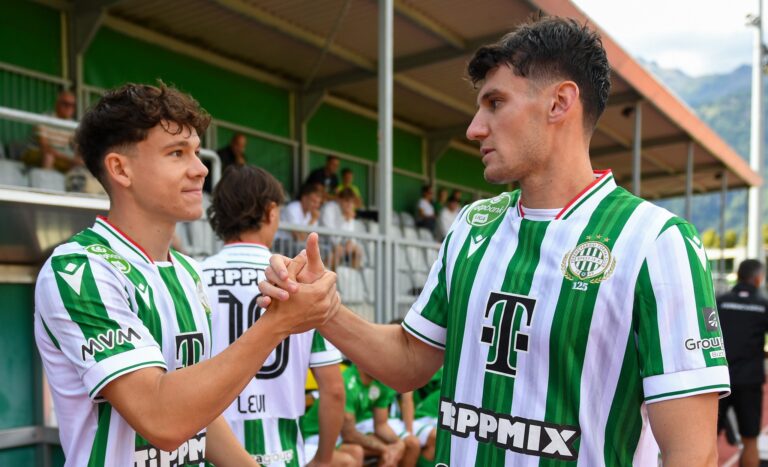 Tóth Alex és Ötvös Bence kézfogása a Ferencváros mérkőzése előtt a kispad mellett