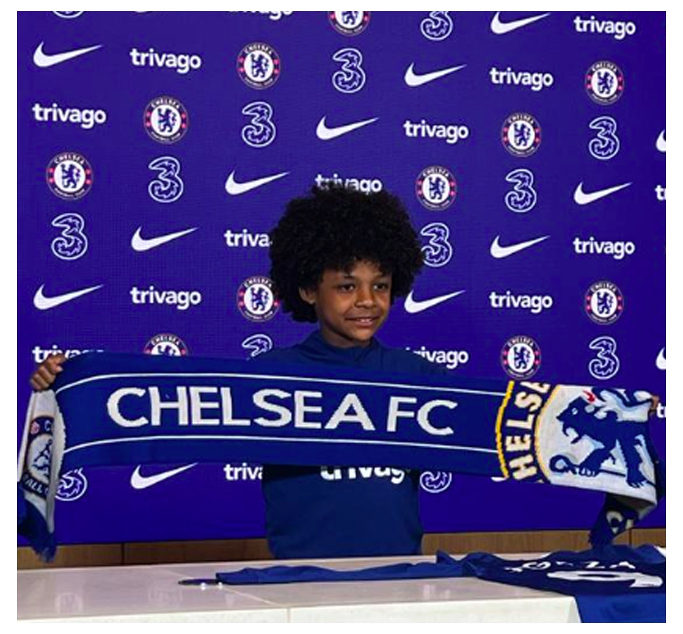 Nathan Bagaza a Chelsea utánpótlás-játékosa aláírja szerződését. Édesanyja révén félig magyar, így hazánk válogatottjában is szerepelhet később.