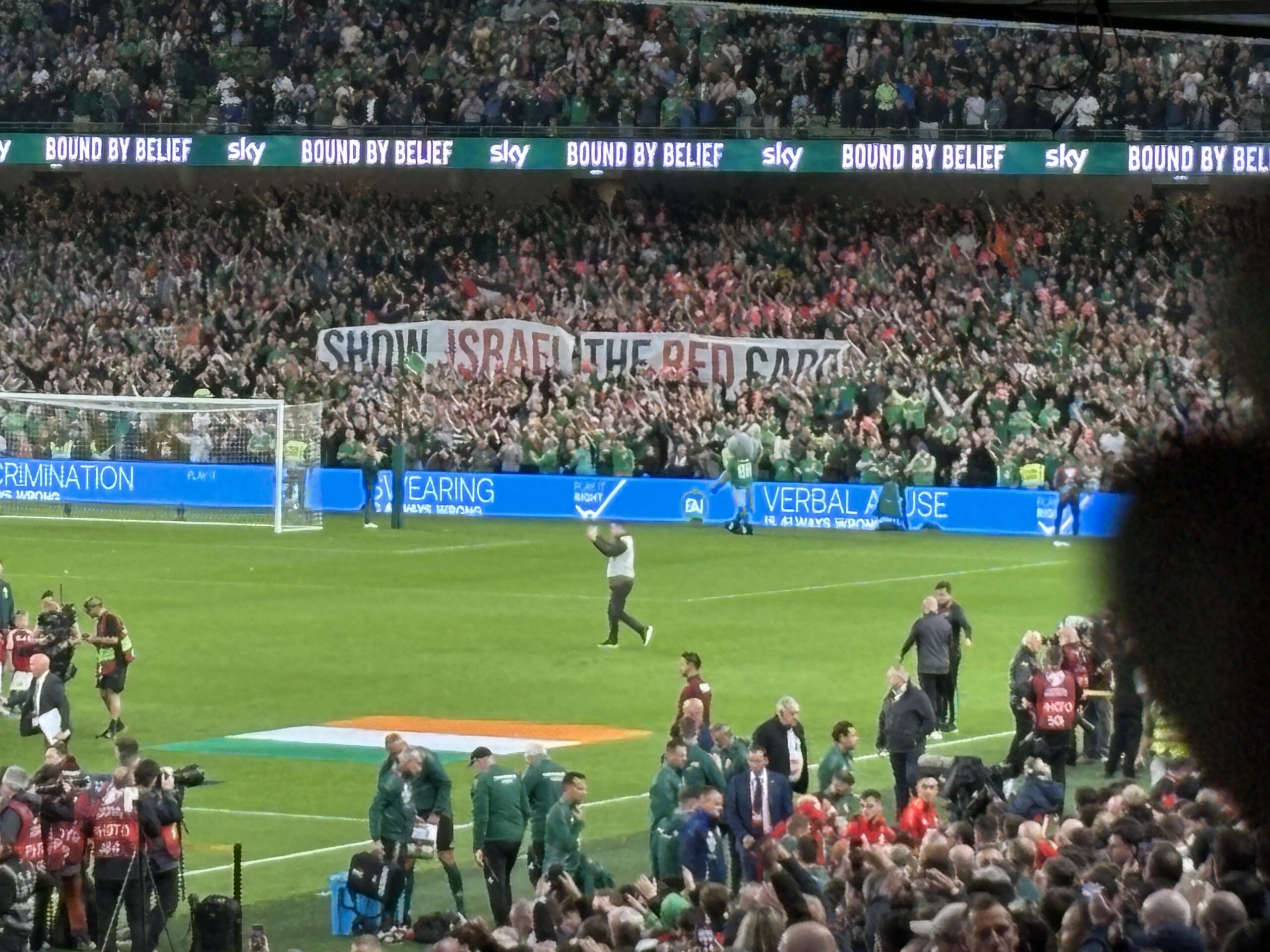 Ír szurkolók Izrael-ellenes molonója