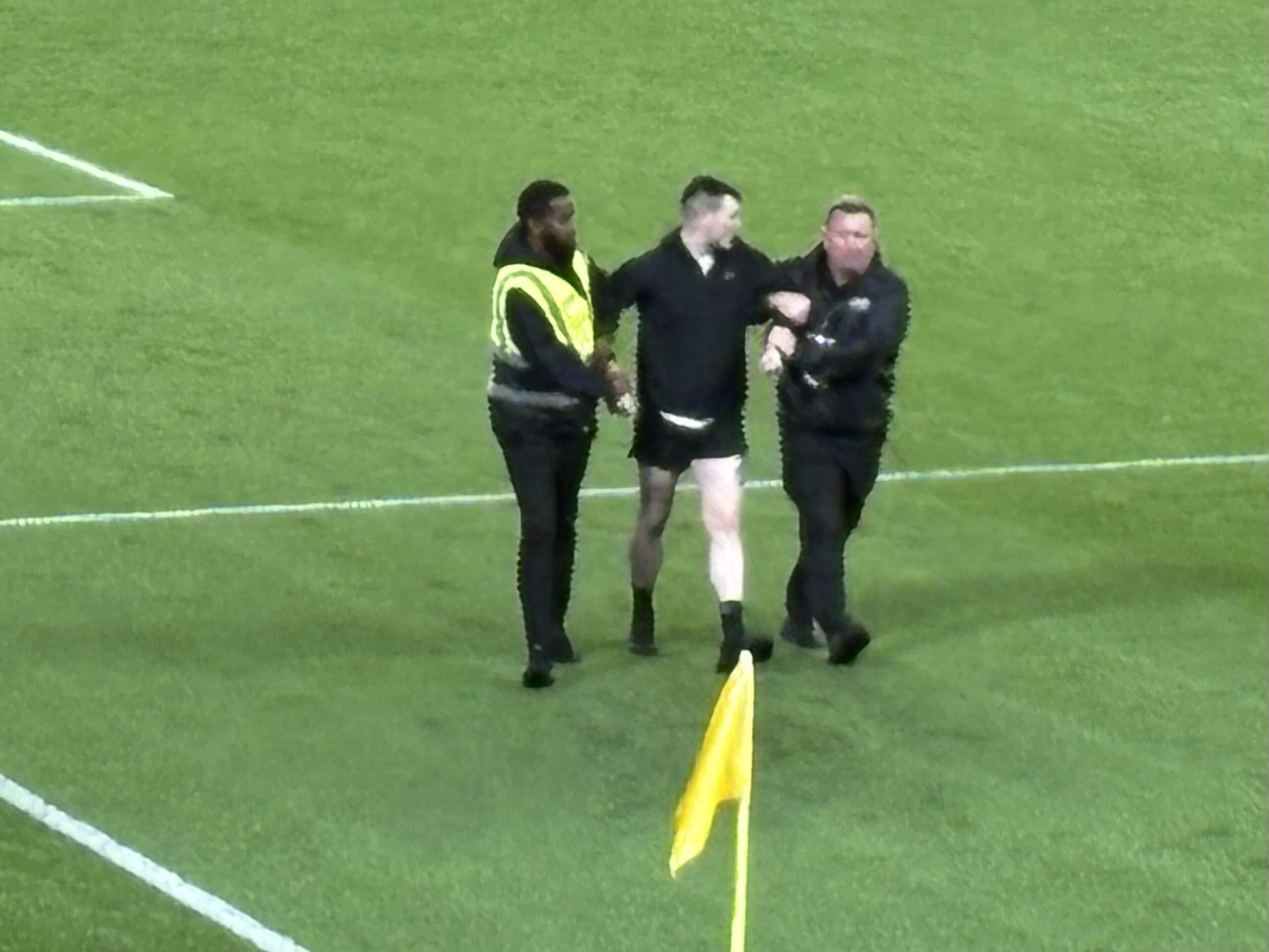 Ír szurkoló a pályán a magyarok elleni vb-selejtezőn