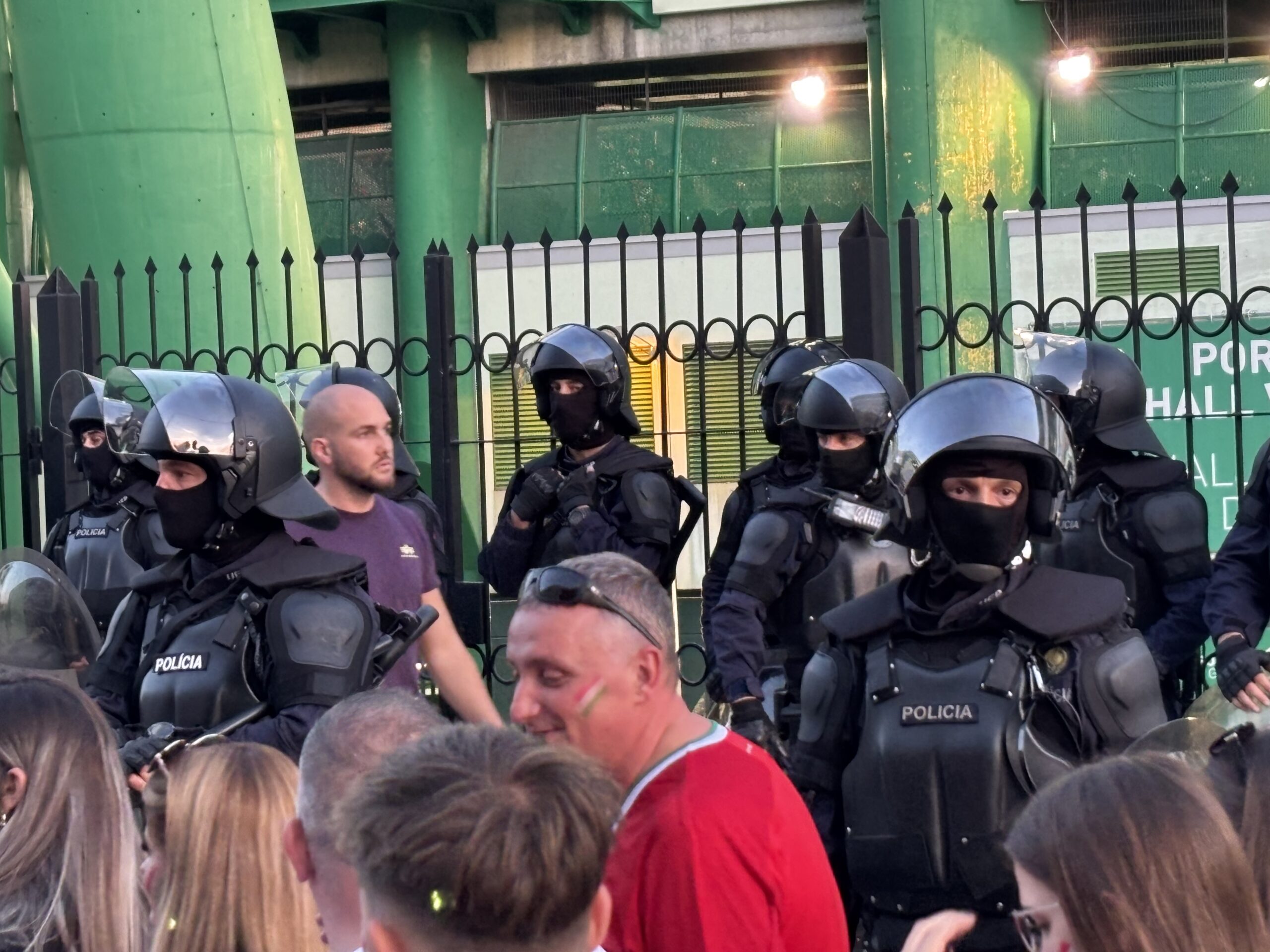 Maszkban várták a rendőrök a magyar szurkolókat Lisszabonban