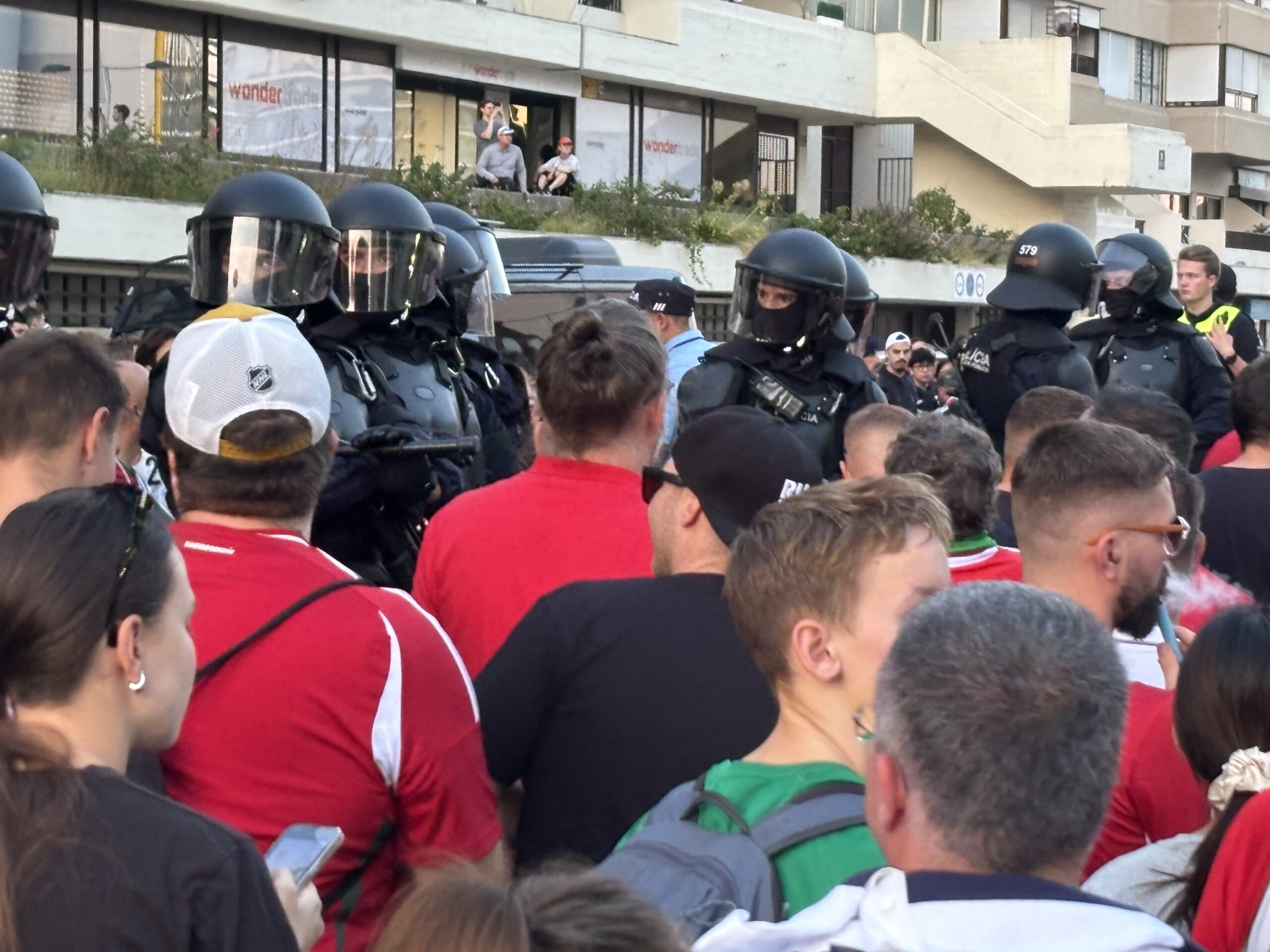Maszkos rendőrök várták a magyar szurkolókat