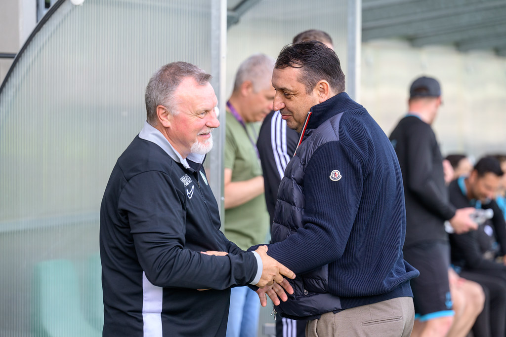 HLV Bognár György trong buổi họp báo đầy căng thẳng