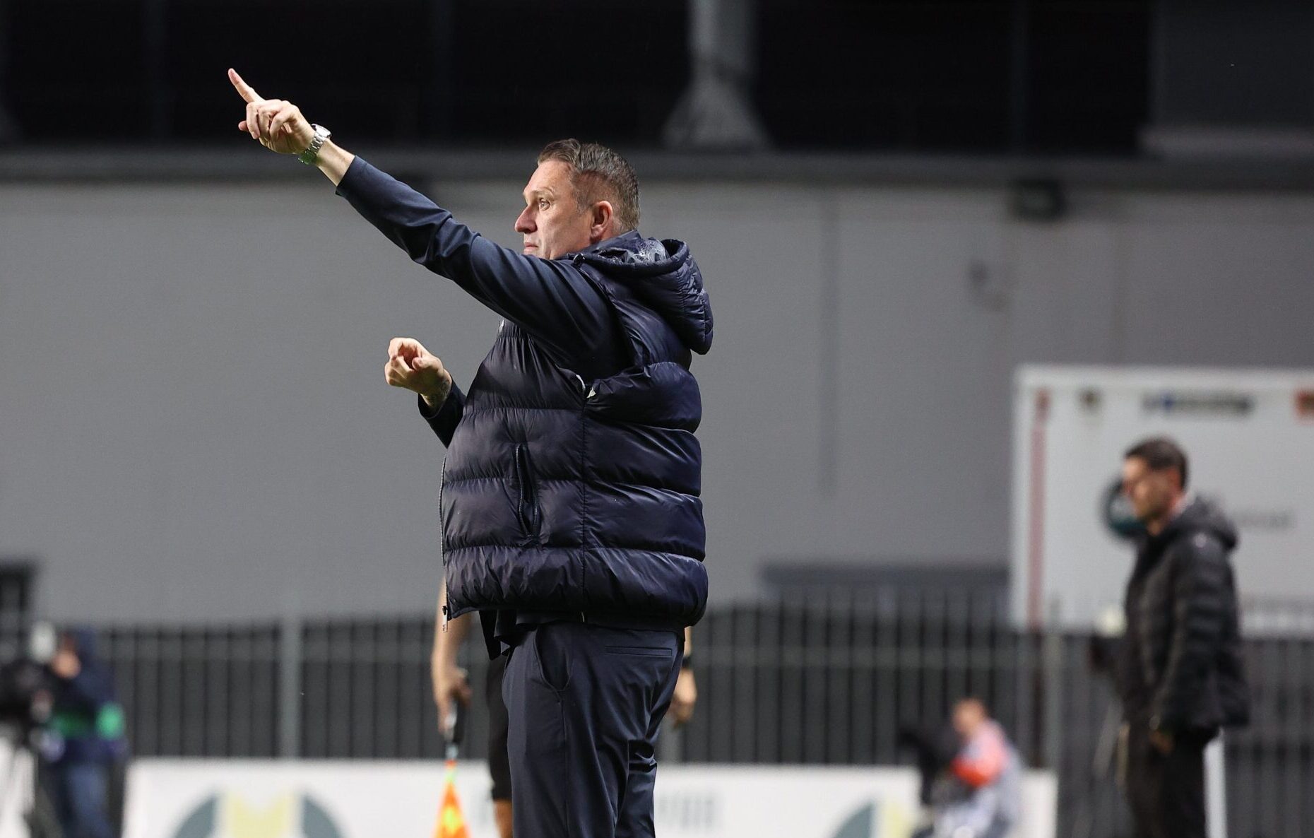 Robbie Keane chỉ trích trọng tài